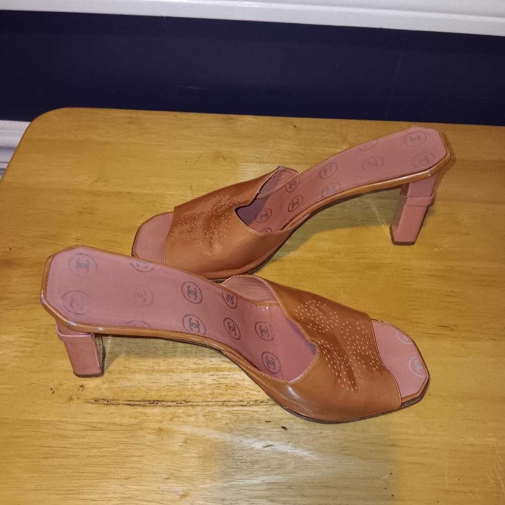 Chanel CC Patent Leather Heels Size 38 - Picture 3 of 5
